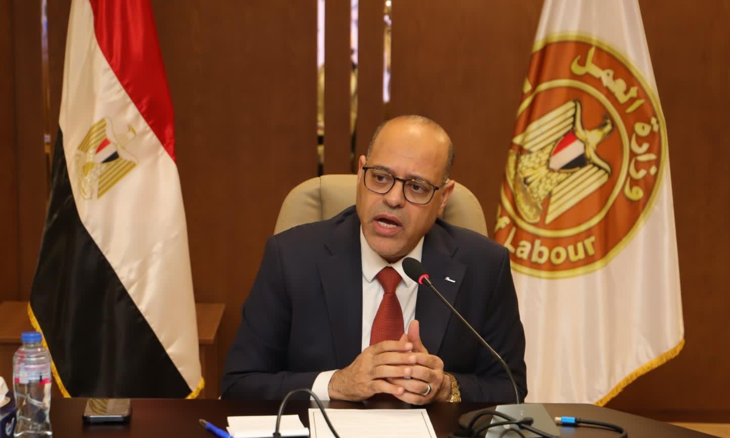 وزير القوى العامله 